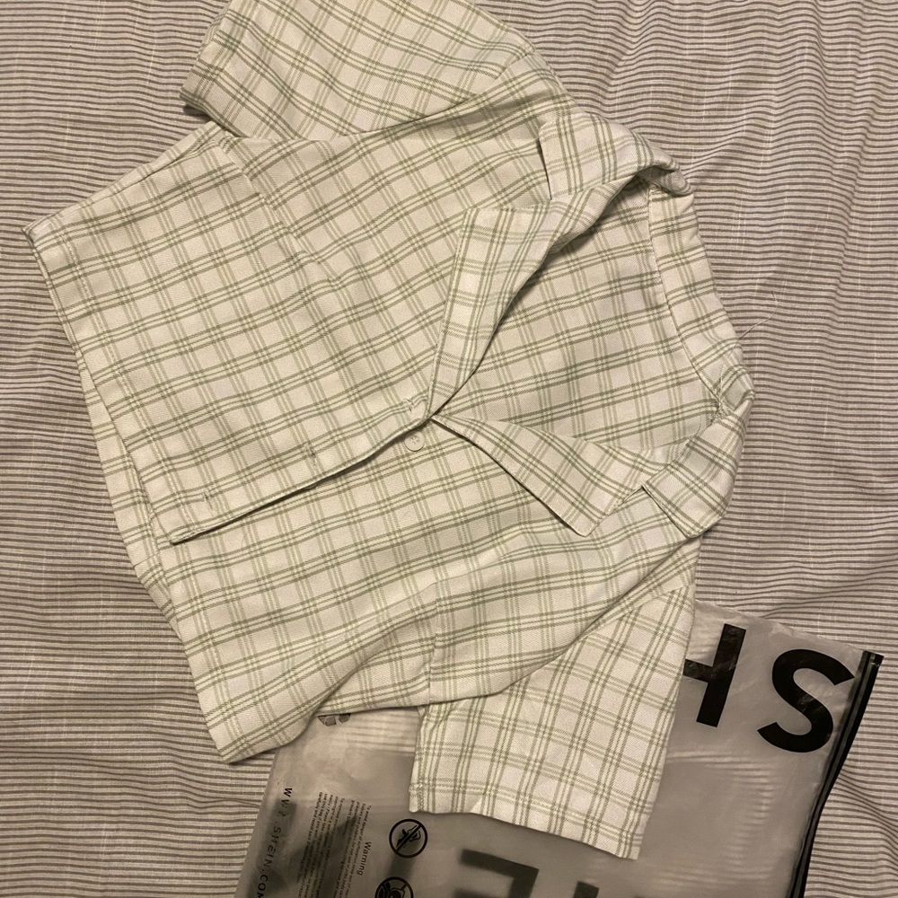 Cropped shein button top